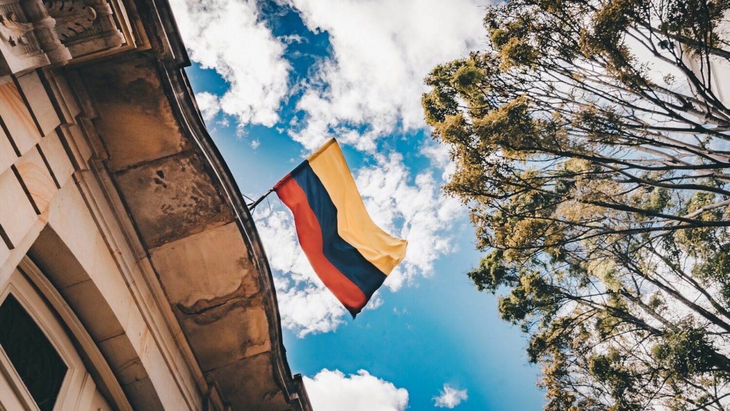 ¿Quién gana y quién pierde con el peso fuerte en Colombia?