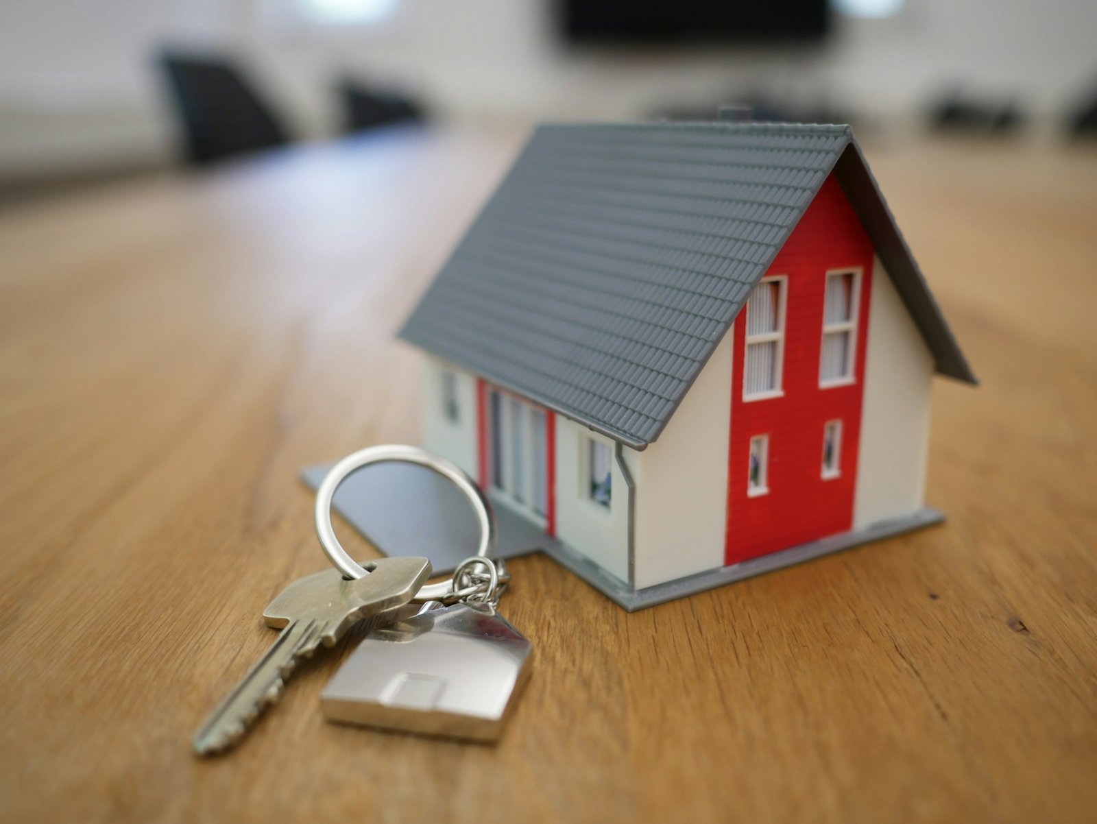 Por qué los hispanos en EE.UU. están posponiendo comprar casa o auto