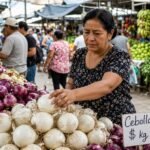 Mujer en mercado mexicano examina cebollas con cartel de precio, expresión preocupada.